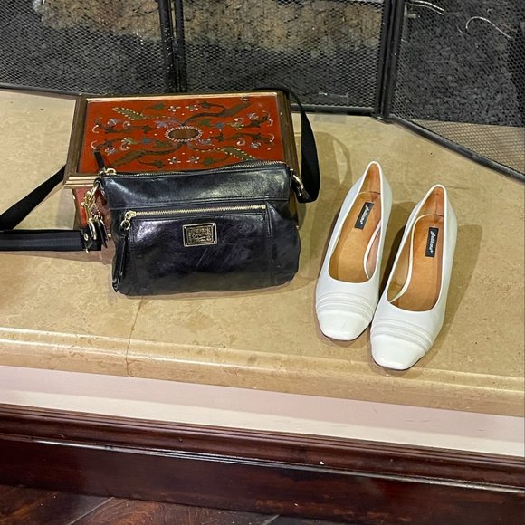 100123Purse- COACH DAISY LIQUID GLOSS PATENT LEATHER BLACK HOBO BAG - Picture 1 of 4